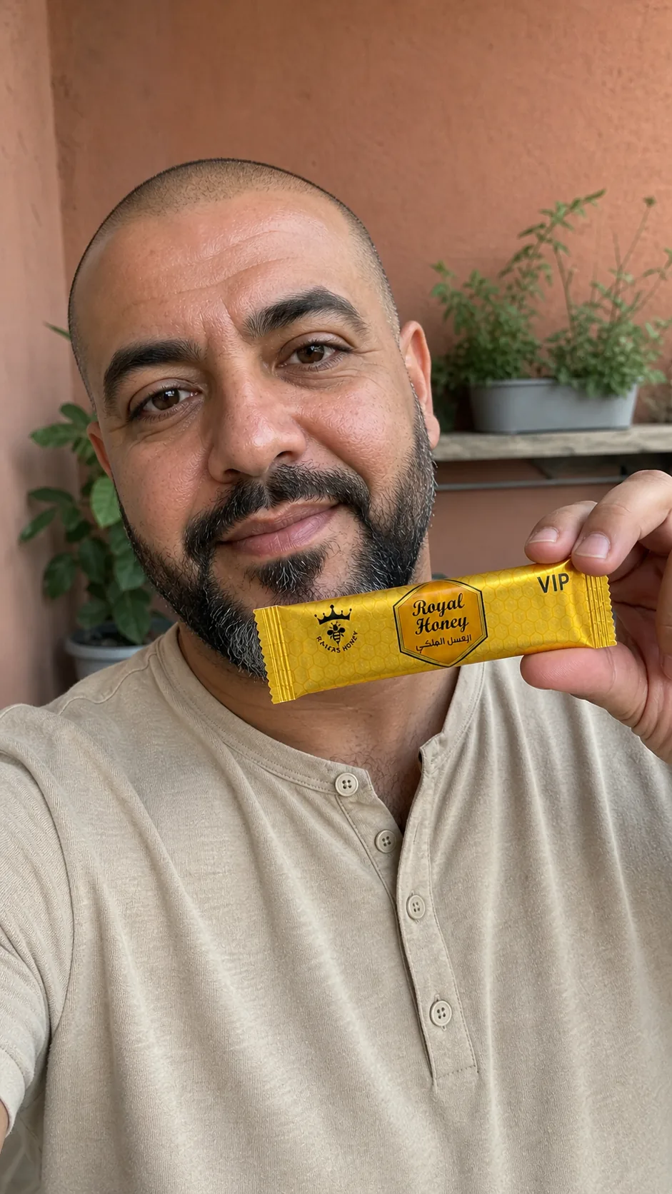 Cliente con un sobre de Royal Honey