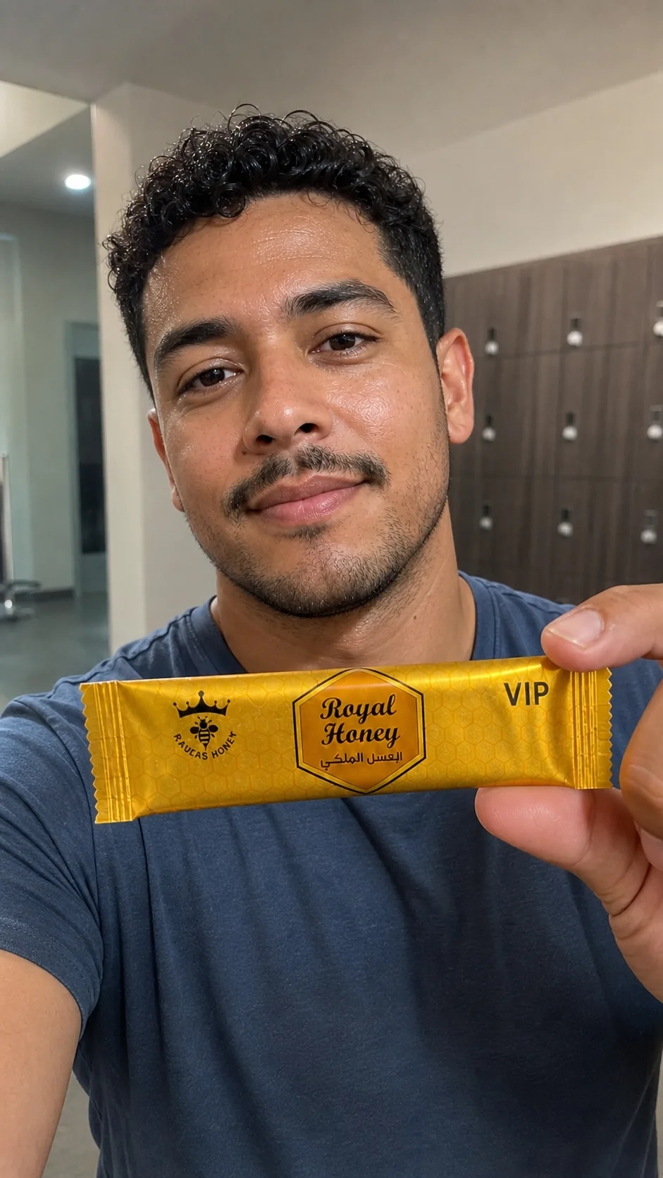 Cliente con un sobre de Royal Honey