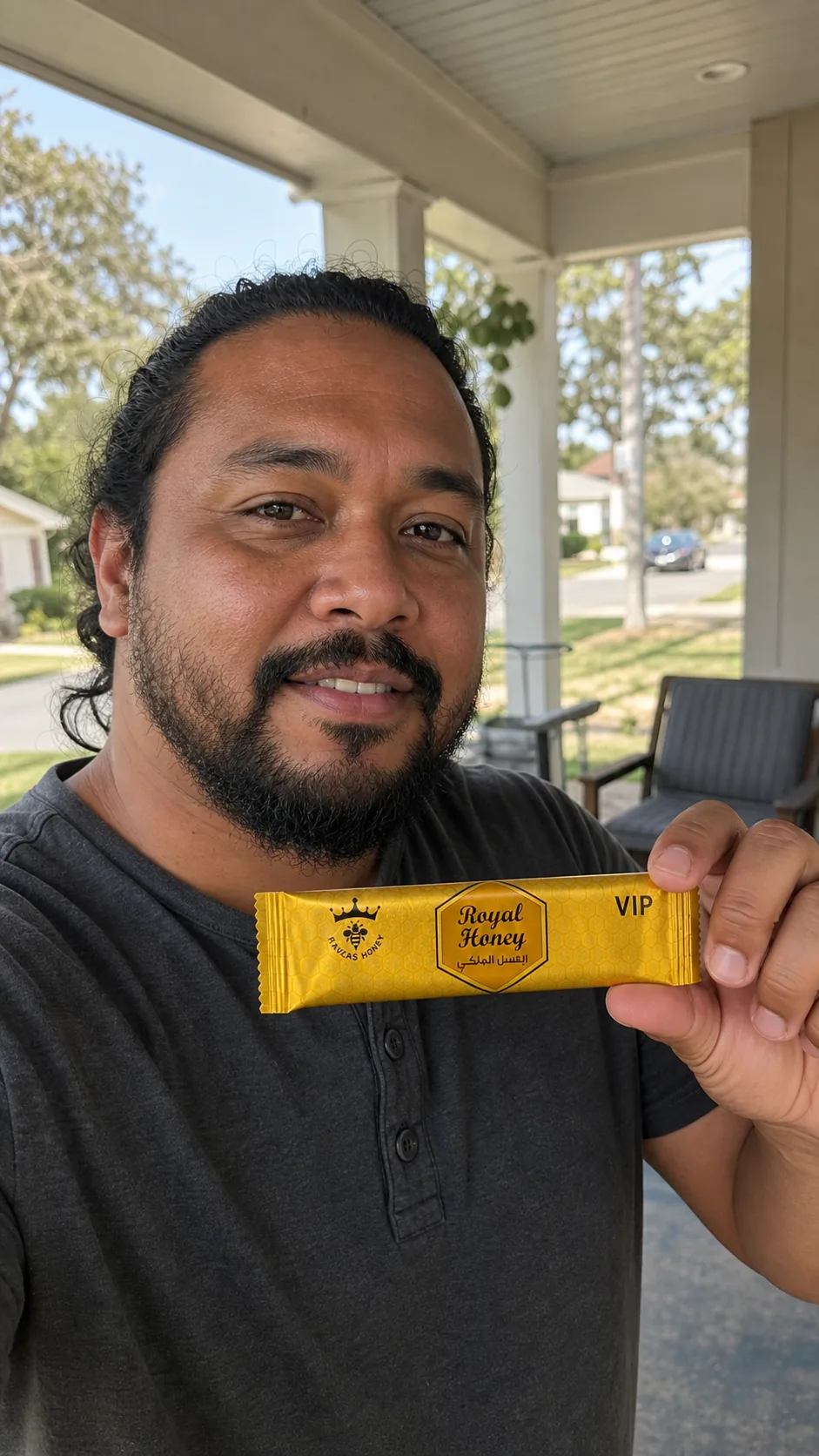 Hombre con un sobre de Royal Honey